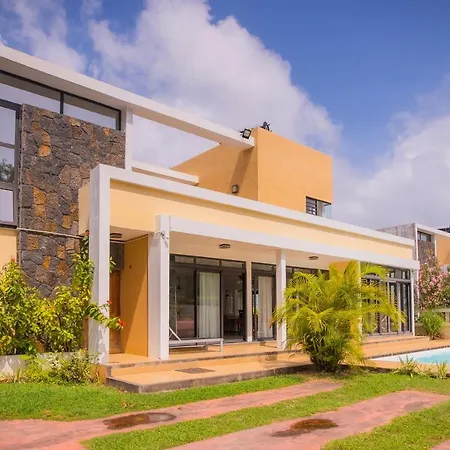 Villa Simone: Sunlit Beach Getaway W/ Pool + Wifi Belle Mare Exterior photo