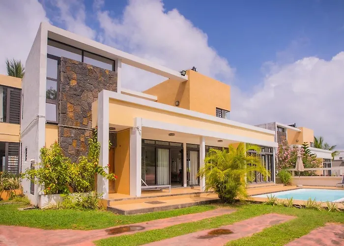 Villa Simone: Sunlit Beach Getaway W/ Pool + Wifi